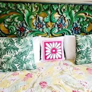 Old House-walk To Town & Beach! Guest house Lahaina